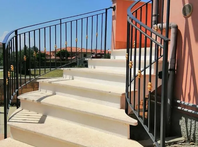 לינה וארוחת בוקר Ginevra 4*